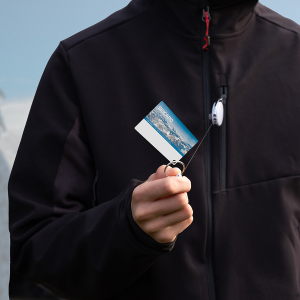 Ski-pass z karabińczykiem, biały z nadrukiem logo b