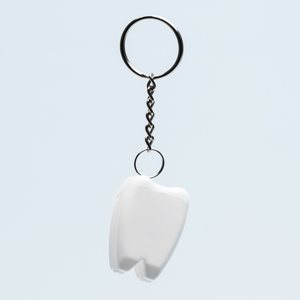 Brelok Toothy z nicią dentystyczną, biały z nadrukiem logo e