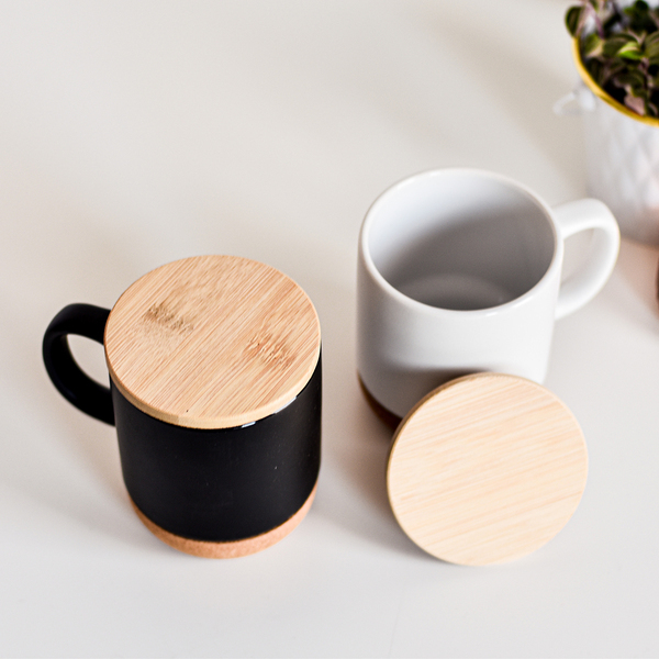 Kubek ceramiczny z bambusową przykrywką Giulia, czarny z nadrukiem logo g